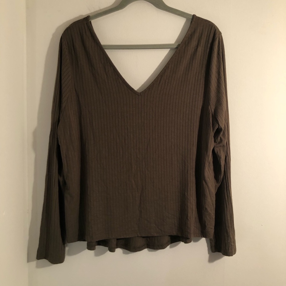 Love & Fire Shirt Womens XXL Olive Green Lightweight  V-neck Front and Back